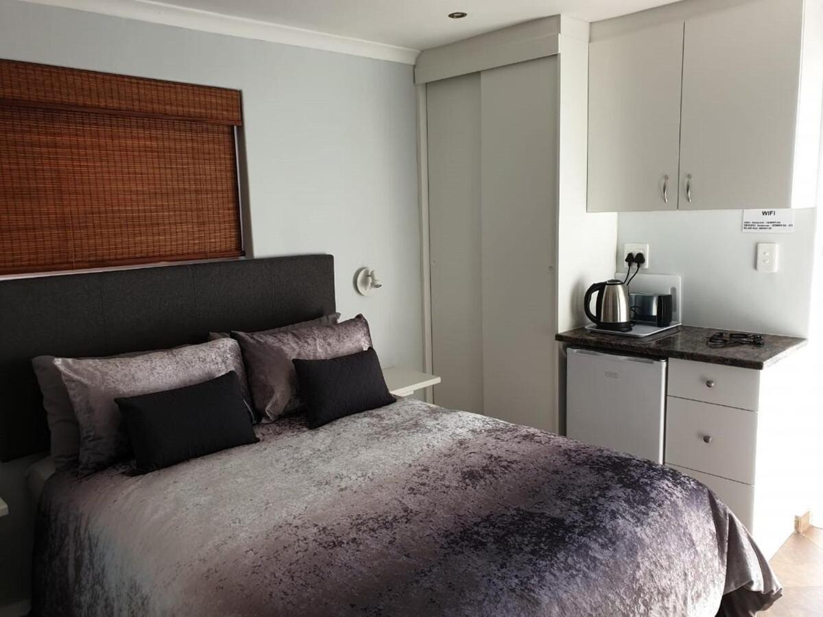 1 Bedroom Apartment *